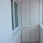 Внутренняя отделка балкона в светлых тонах - фото 2
