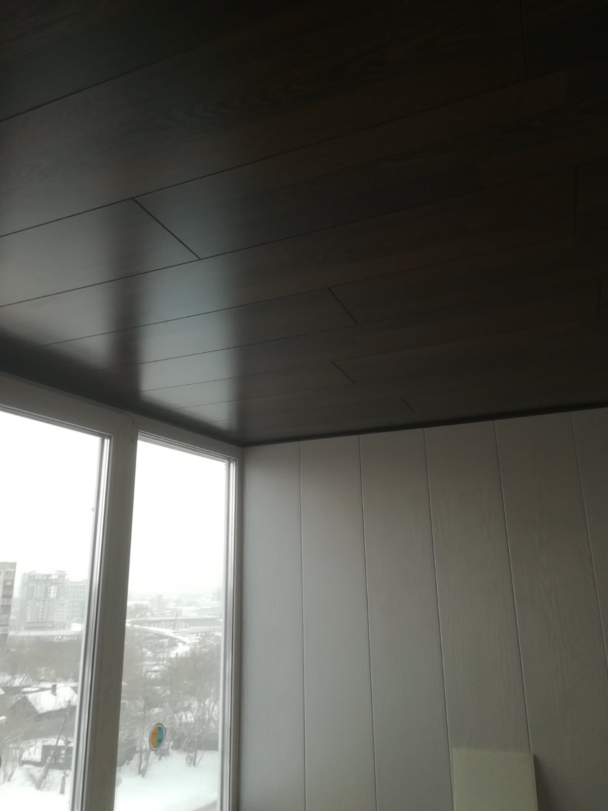 Потолок на балкон из темных панелей ПВХ - фото 1
