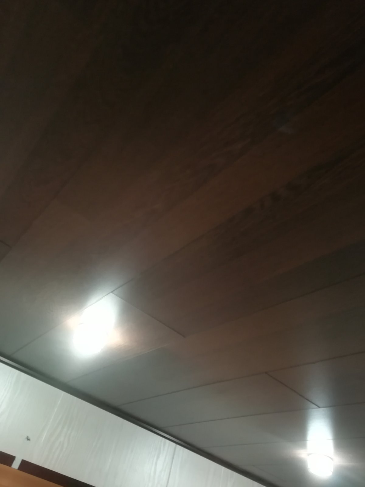 Потолок на балкон из темных панелей ПВХ - фото 2